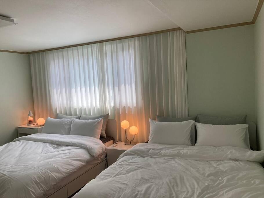Holiday home Sunnyside House/ Hongik St. Exite 5~7 3min Seoul